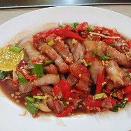 ยำหมูสามชั้นทอด
