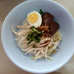 ก๋วยเตี๋ยวไก่ฉีกแห้ง