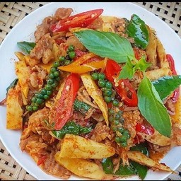 ผัดพริกเเกงเนื้อ ราดข้าว