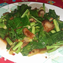 คะน้าผัดหมูกรอบ