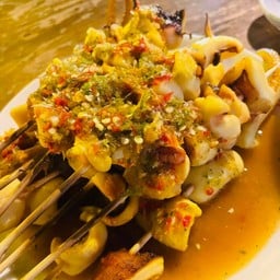 ปลาหมึกย่าง ลูกชิ้นปิ้ง ส้มตำ หน้าร้าน Blur de bar