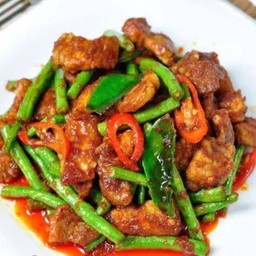 ผัดพริกเเกงหมูกรอบ ราดข้าว