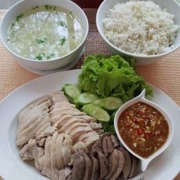 ข้าวมันไก่ล้มยักษ์