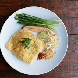 ผัดไทห่อไข่กุ้งสด