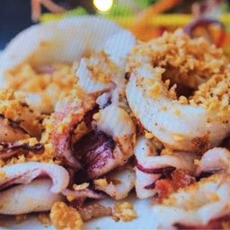 ปลาหมึกทอดกระเทียม