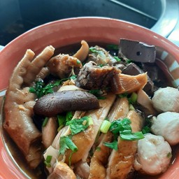 ก๋วยเตี๋ยวไก่ตุ๋นมะระ By Story-ตุ๊ดซี่ส์ สุขาภิบาล 5 ซอย 32