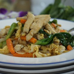 ก๋วยเตี๋ยวผัดซีอิ้วไก่