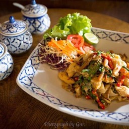 ก๋วยเตี๋ยวคั่วกระเพราไก่