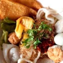 บะหมี่เกี้ยวกุ้งแคะต้มยำ