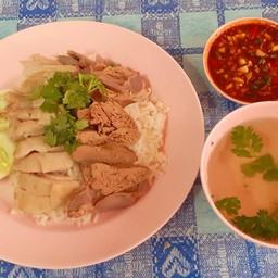 ข้าวมันไก่ต้ม+เครื่องใน