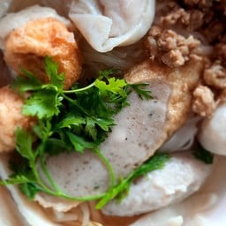เส้นใหญ่แคะ