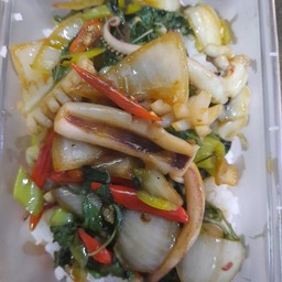 ข้าวกะเพราปลาหมึก