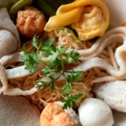 บะหมี่เกี้ยวกุ้งแคะน้ำใส