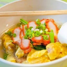 ชายสี่บะหมี่เกี๊ยว ในเมือง
