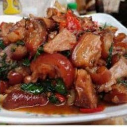 กะเพราขาหมูเป็นกับข้าว