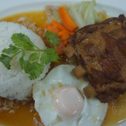 ช้าวซี่โครงหมูน้ำแดง ไข่ดาว