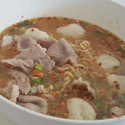 ก๋วยเตี๋ยวต้มยำหมูสไลท์