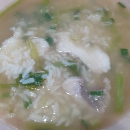 ข้าวต้มทรงเครื่องเนื้อปลา