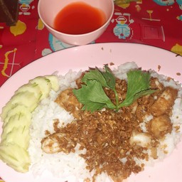 ปลาหมึกทอดกระเทียมพริกไทราดข้าว