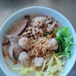 บุ๋ม โจ๊ก/ข้าวต้ม  ตลาดเช้าหน้าวัดศรีษะละเลิง