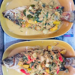 ปลากะพงทอดราดแกงเขียวหวาน เป้นตัว