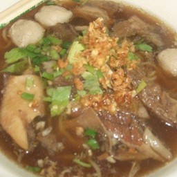 ก๋วยเตี๋ยวซี่โครงหมูตุ๋น