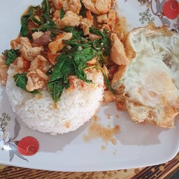 กระเพราไก่ไข่ดาว