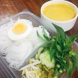 ขนมจีนน้ำยากะทิเนื้อปู ไข่ต้ม
