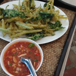 ยำผักบุ้งกรอบ