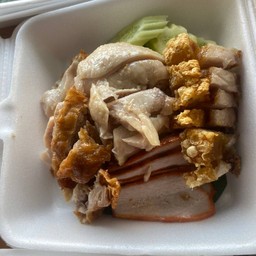 ข้าวมันไก่ต้ม+ไก่ทอด+หมูแดง+หมูกรอบ พิเศษ