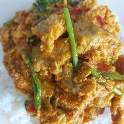ผัดผงกะหรี่ไก่ราดข้าว