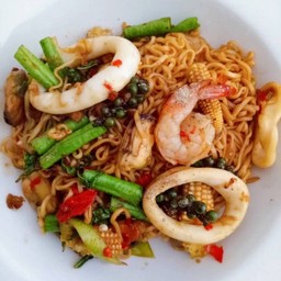 เส้นผัดขี้เมา