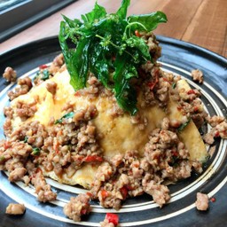 ข้าวไข่ข้นราดกะเพราหมูสับหรือไก่สับ