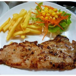 หมูพริกไทยดำ (pork steak with black pepper sauce)