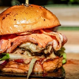 เบอร์เกอร์หมูคอมโบ  ( Combo Pork Burger )