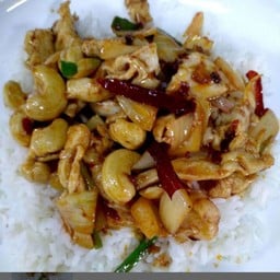 ไก่ผัดเม็ดมะม่วงราดข้าว