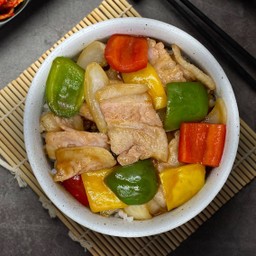 ข้าวหน้าเบค่อนผัดเปรี้ยวหวาน