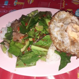 ผัดคะน้าหมูกรอบ+ไข่ดาว