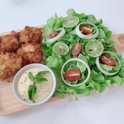 สลัดปลาชุบกรอบ
