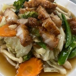 ผัดผักรวมหมูกรอบ