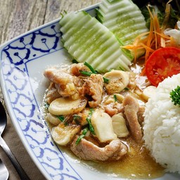 หมูผัดน้ำมันหอยราดข้าว