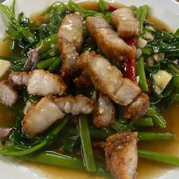 ผัดผักบุ้งหมูกรอบ