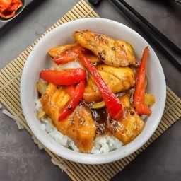 ข้าวหน้าผัดปลาซอสพริกไทยดำ