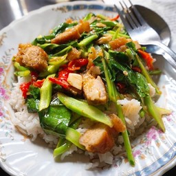 ผัดคะน้าราดข้าว