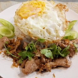 ทอดกระเทียมราดข้าวไข่ดาว