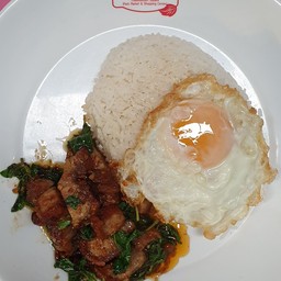 กระเพราหมูกรอบราดข้าว