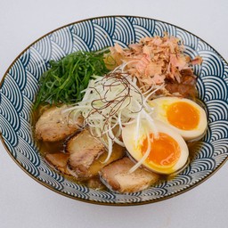 ราเมนในนำซุปโชยุใส่หมูชาชูและปลาแห้ง