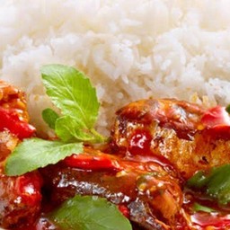 กระเพราปลากระป๋องราดข้าว