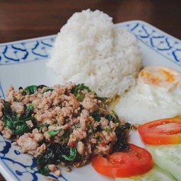 ข้าวผัดกะเพราไก่ไข่ดาว