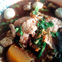 พี่หนูนาก๋วยเตี๋ยวหมูเนื้อน้ำตกอยู่เลยหมู่บ้านมาอยํ่ริมคลอง
